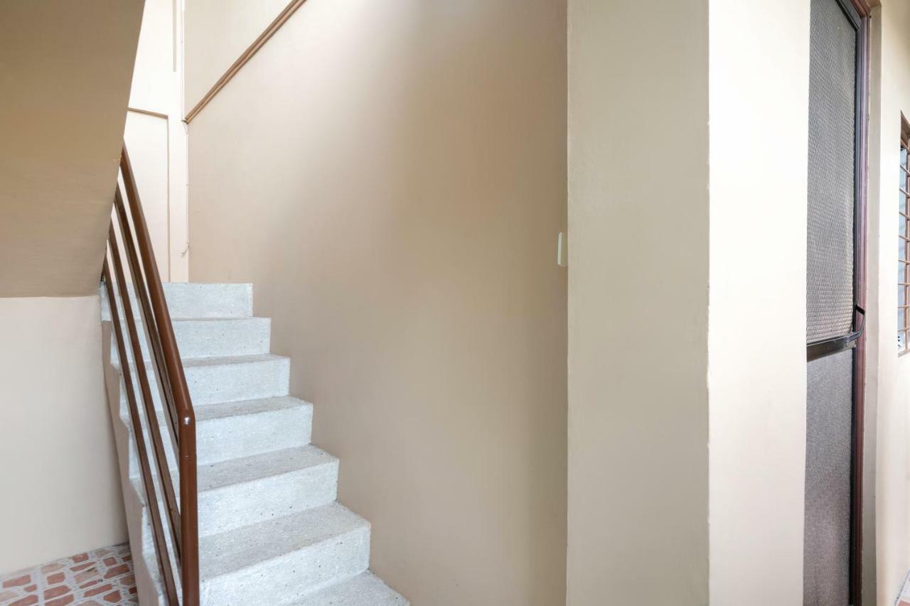 Conrado'S Apartelle Paranaque City Экстерьер фото